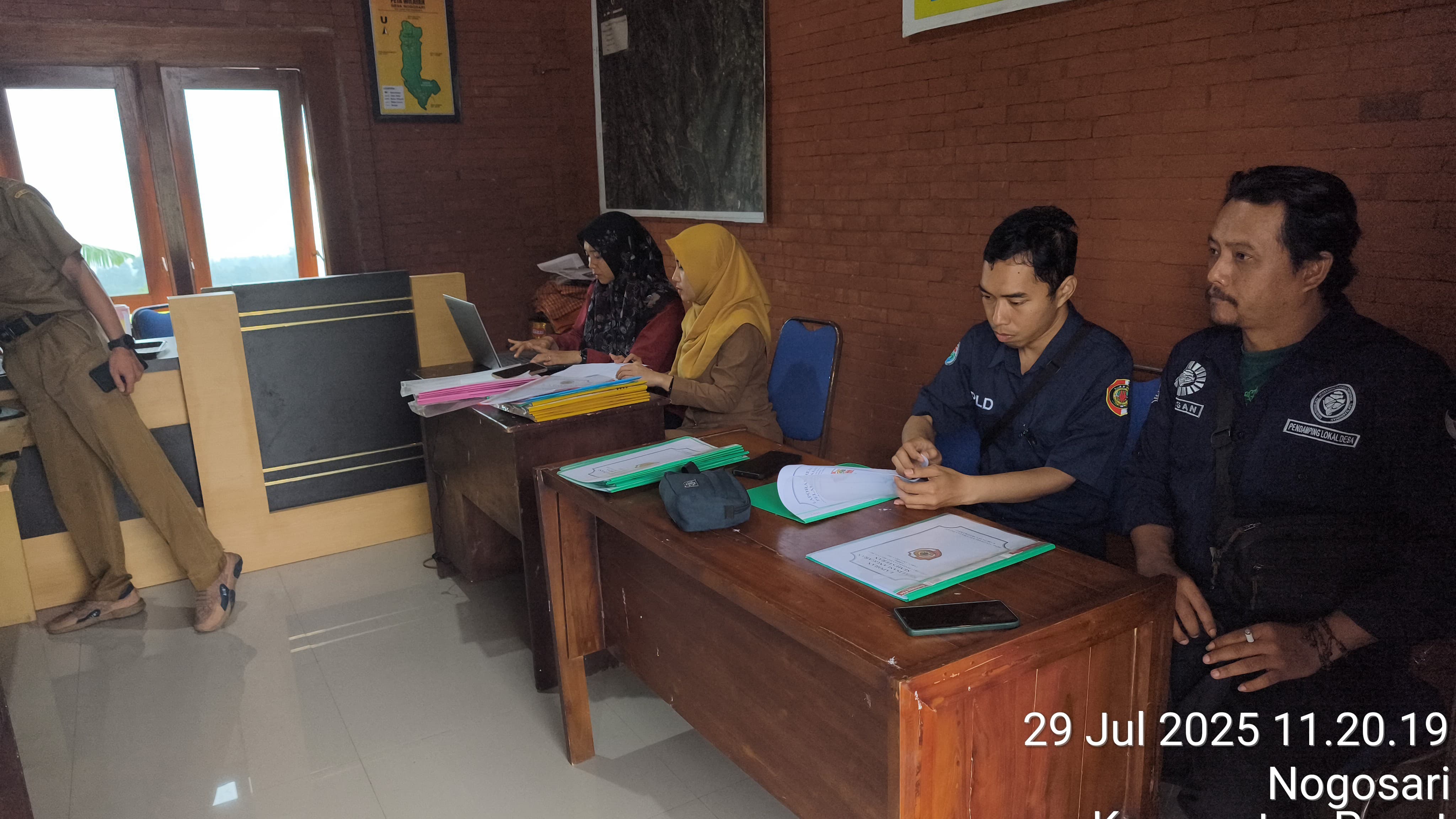 Monitoring dan Evaluasi Pertanggungjawaban Keuangan Desa Nogosari Semester I TA. 2025 Berjalan Lancar