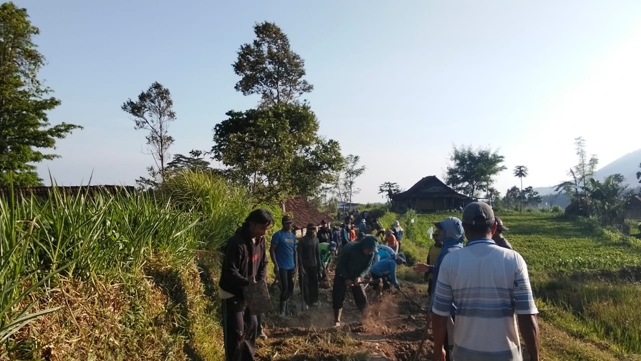 Warga dan Pemerintah Desa Nogosari Kompak Gotong Royong Siapkan Jalan Usaha Tani